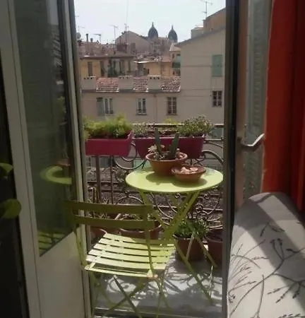Chambres Dans Un Bel Immeuble Des Années 30 *